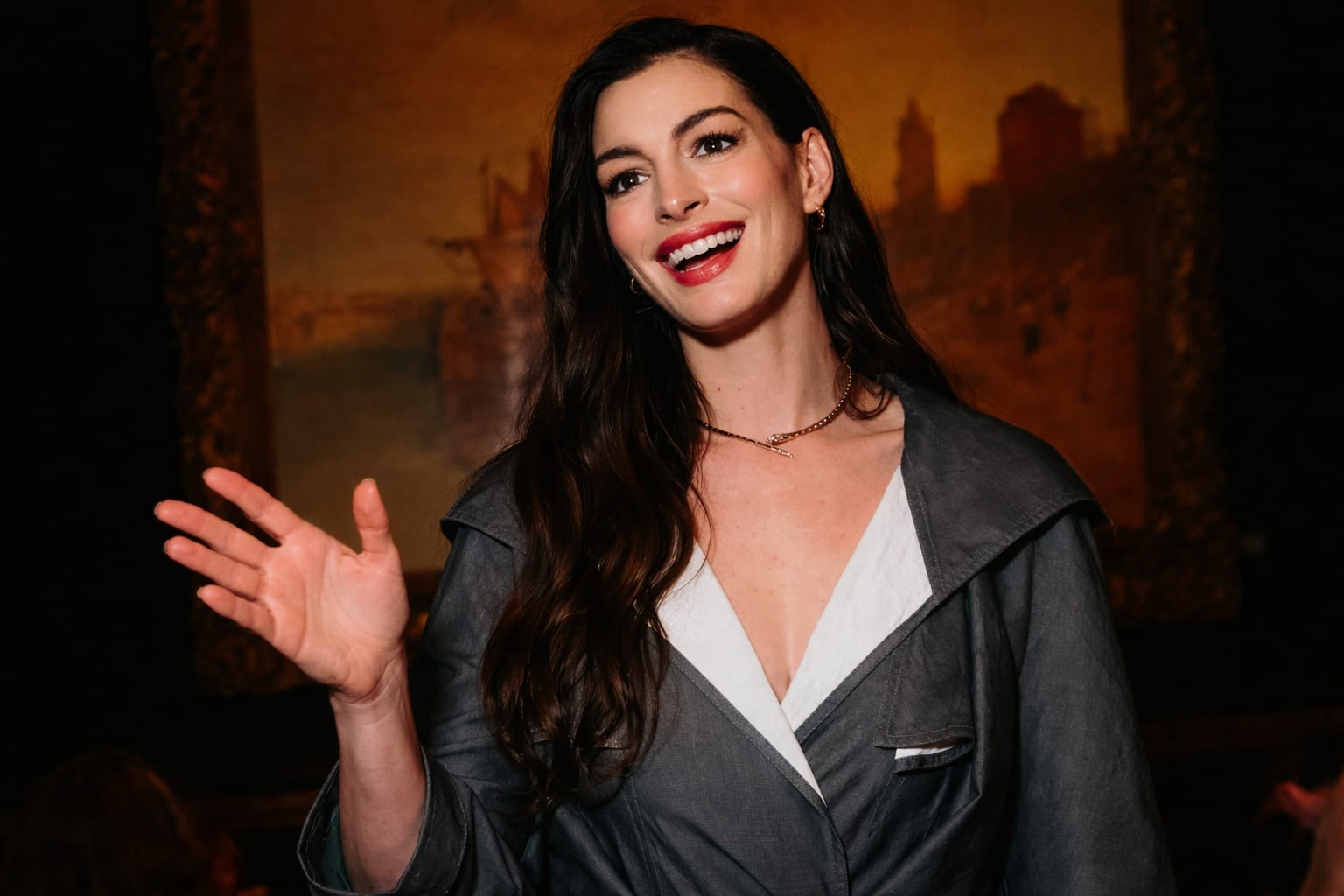 Anne Hathaway a apărut cu șuvițe caramel în a treia sarcină