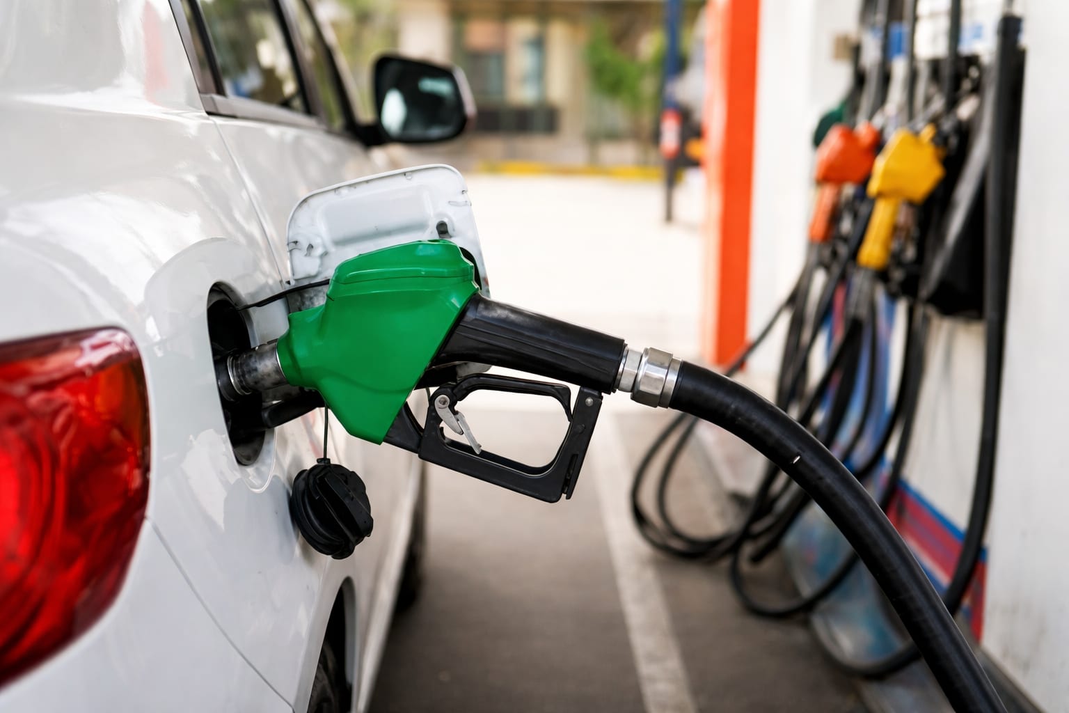 Când un articol despre benzină și asigurări auto devine o capcană informațională