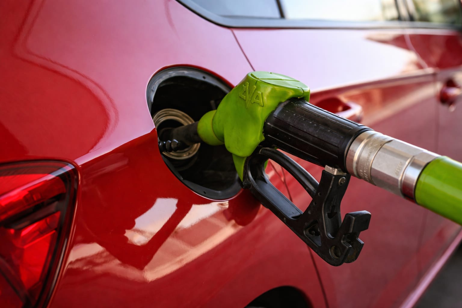 De la 1 iulie punctul de amendă urcă la 216,5 lei, iar carburanții se scumpesc