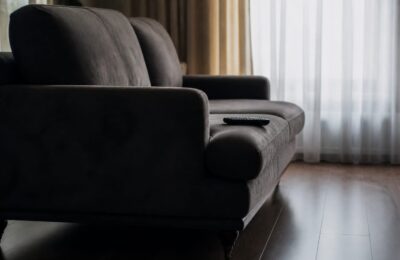 Statul prelungit pe scaun este asociat cu un risc mai mare de cancer, iar pauzele scurte de mișcare pot ajuta
