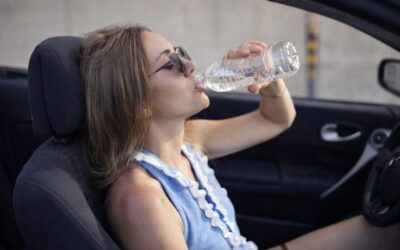 Apa uitată în mașină la căldură poate deveni riscantă în 2 zile la 80°C