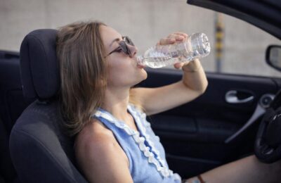 Apa uitată în mașină la căldură poate deveni riscantă în 2 zile la 80°C
