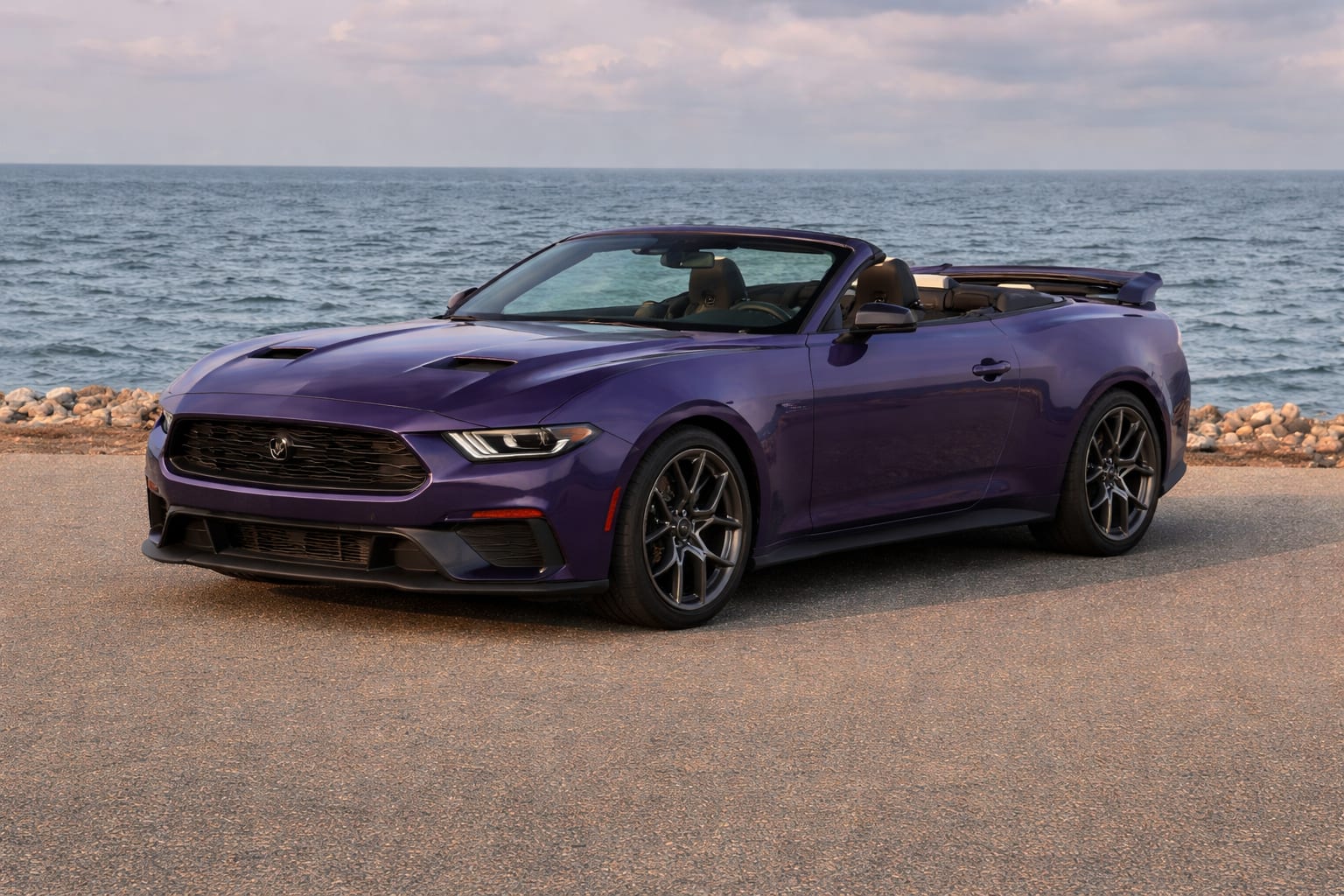 Ford a lansat noul Mustang Dark Horse SC decapotabil, un model de 795 de cai putere gândit pentru șosea