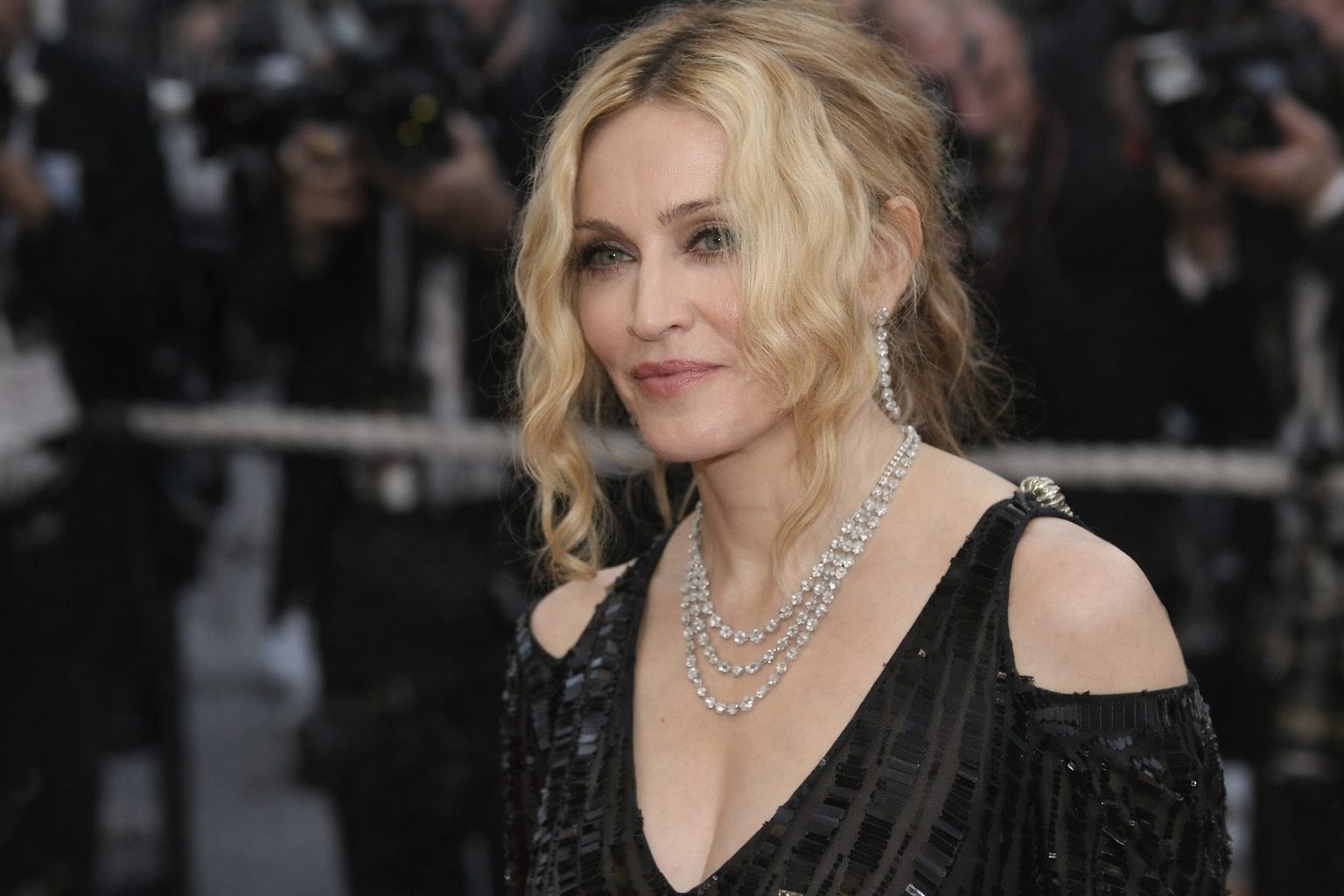 Madonna a împlinit 68 de ani printr-o vizită neașteptată la Mănăstirea Varlaam din Meteora