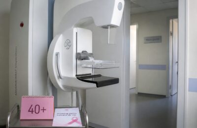 Mamografia este recomandată în jurul vârstei de 40 de ani, iar autoexaminarea se face lunar în 5 minute
