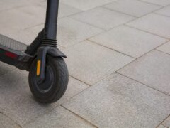 Culoarul din dale de pe bulevardul Ștefan cel Mare din Iași este folosit ca pistă, deși a fost făcut pentru pietoni