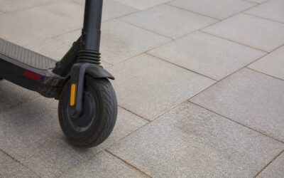 Culoarul din dale de pe bulevardul Ștefan cel Mare din Iași este folosit ca pistă, deși a fost făcut pentru pietoni