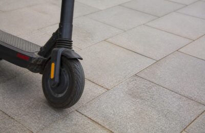 Culoarul din dale de pe bulevardul Ștefan cel Mare din Iași este folosit ca pistă, deși a fost făcut pentru pietoni