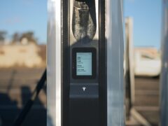 Mașina pe benzină lăsată la încărcarea electricelor poate fi amendată sau tractată în SUA