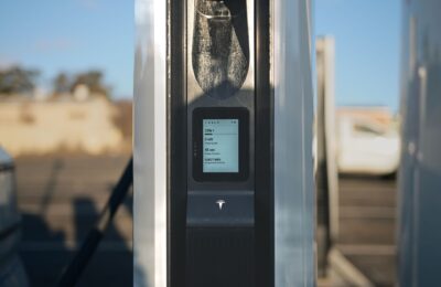 Mașina pe benzină lăsată la încărcarea electricelor poate fi amendată sau tractată în SUA