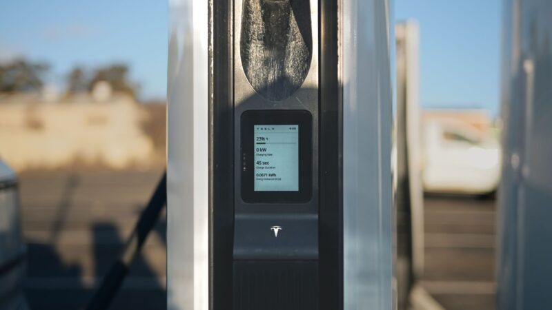 Mașina pe benzină lăsată la încărcarea electricelor poate fi amendată sau tractată în SUA