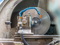 Mercedes-Benz le spune angajaților din Germania că la Cugir costul orei de muncă e cu 81,7% mai mic