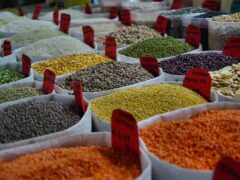 Cât costă în România alimentele din meniul centenarilor din Zonele Albastre, de la fasole sub 10 lei/kg la nuci