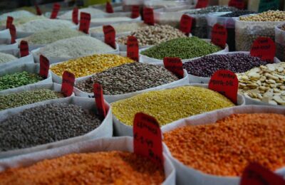 Cât costă în România alimentele din meniul centenarilor din Zonele Albastre, de la fasole sub 10 lei/kg la nuci
