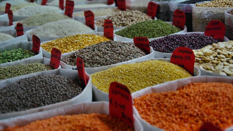 Cât costă în România alimentele din meniul centenarilor din Zonele Albastre, de la fasole sub 10 lei/kg la nuci