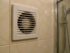 Cum se reduce umezeala în băile fără fereastră. Șapte măsuri utile, de la evacuarea aburului la verificarea umidității