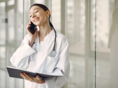 Ce presupun ofertele pentru medici de 3.500 de euro în Belgia și 50.000 de euro în Franța?