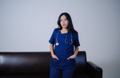 Medicii ar putea avea tarife de gardă crescătoare. Propunerea include plata rezidenților din primii trei ani
