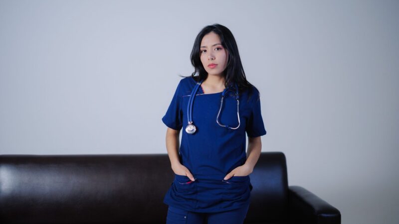Medicii ar putea avea tarife de gardă crescătoare. Propunerea include plata rezidenților din primii trei ani