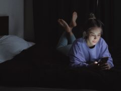 Studenții care consumă îndelung conținut pe telefon au avut rezultate mai slabe la memorie și atenție