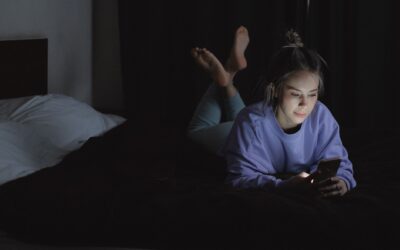Studenții care consumă îndelung conținut pe telefon au avut rezultate mai slabe la memorie și atenție