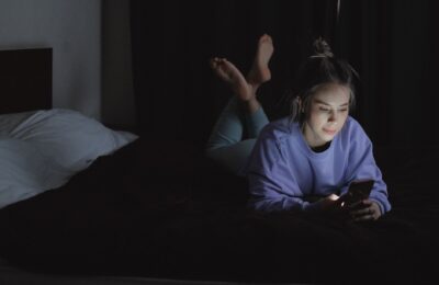 Studenții care consumă îndelung conținut pe telefon au avut rezultate mai slabe la memorie și atenție