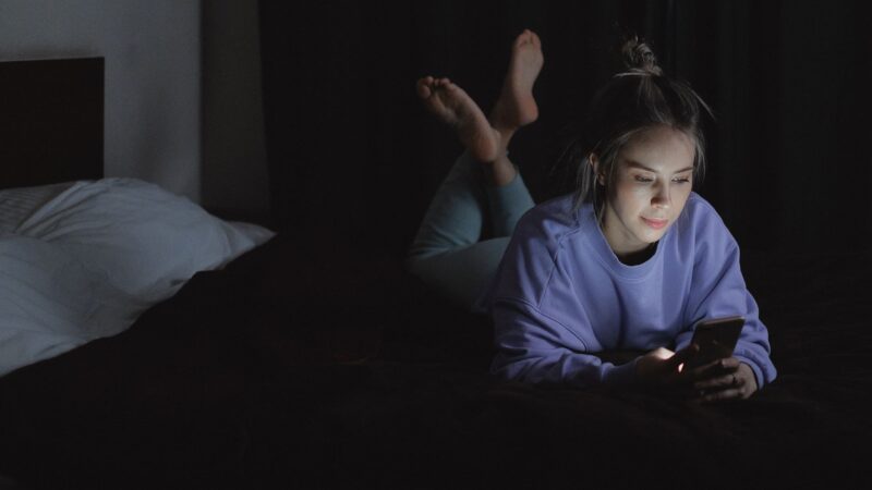Studenții care consumă îndelung conținut pe telefon au avut rezultate mai slabe la memorie și atenție