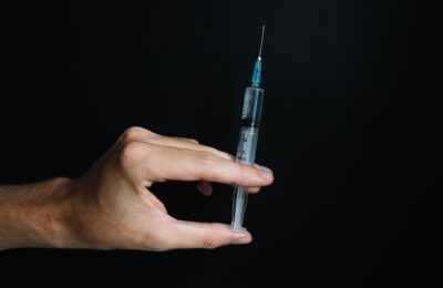 După 60 de ani, protecția împotriva gripei poate cere altă doză de vaccin. Cum se discută alegerea cu medicul